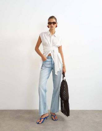 Topshop Camicia senza maniche bianca a righe allacciata in vita-Bianco