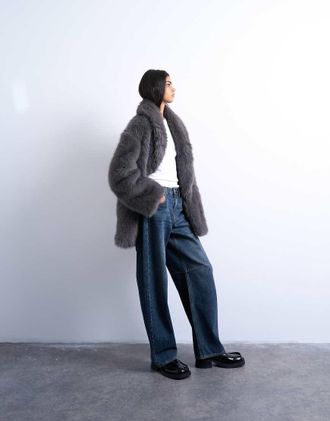 Topshop Cappotto taglio medio in pelliccia sintetica grigio antracite con scollo sciallato