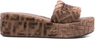 Fendi Slippers met plateauzool en FF-logo - Beige