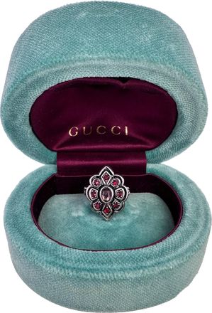 Gucci Gucci rode ring met kristallen bloemmotief en zilverkleurig metaal