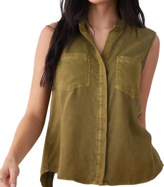 Bella Dahl Sleeveless Two Pocket Button Down Top In Jungle Green