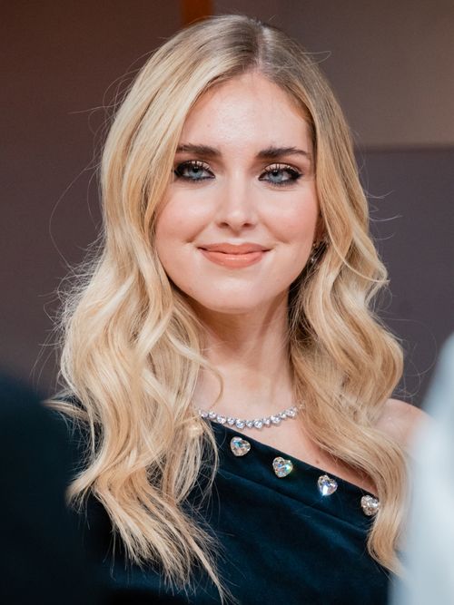 Chiara Ferragni mit einem schwarzen Top und gelockten Haaren.