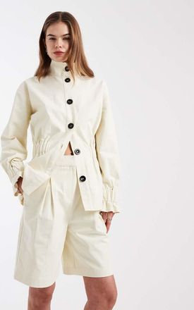 4th & Reckless Pantaloncini sartoriali taglio lungo in cotone color crema con pieghe vistose in coordinato-Bianco