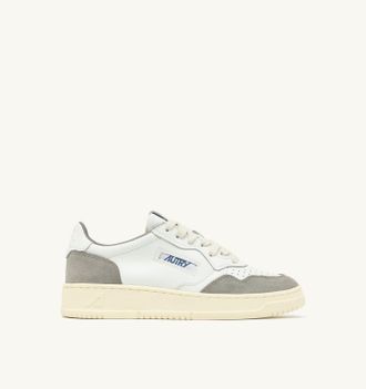 Autry MEDALIST LOW SNEAKERS IN WHITE LEATHER AND VAPOR SUEDE