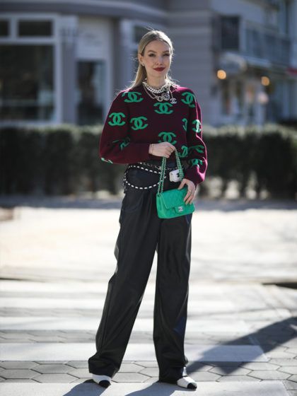 Pantaloni di pelle e maglia over, la combo di primavera da copiare ASAP