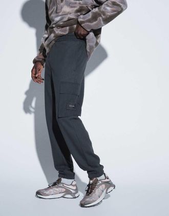 Calvin Klein Jeans jogger in spugna con badge nero