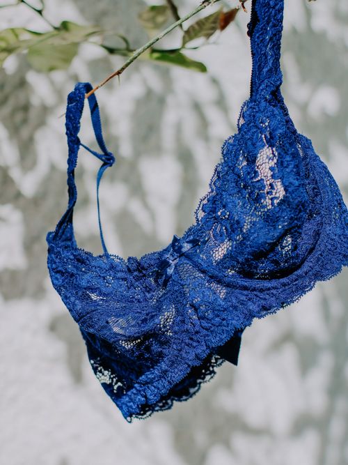 Im Baum hängender BH aus Spitze in Blau.