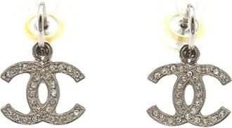 Chanel Orecchini pendenti CC placcati in argento con cristalli e chiusura a pressione 2007