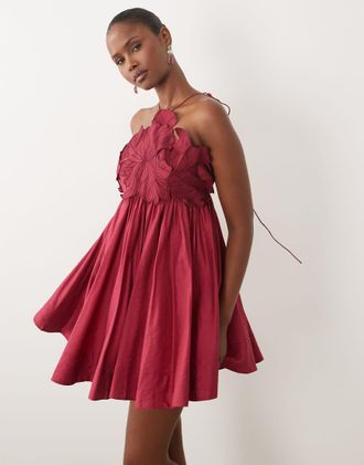 Asos vestito mini a trapezio con allacciatura al collo e corpino ricamato color berry-Rosso