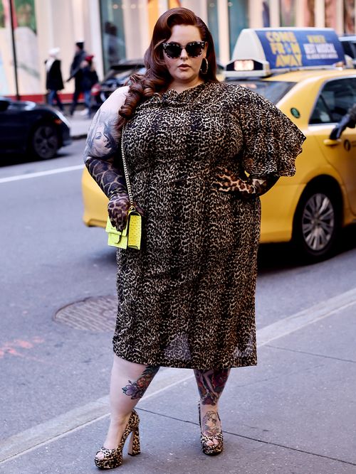 Tess Holiday in einem Midikleid mit Animalprint zu Plateaupumps ebenfalls in Leomuster.