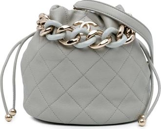 Chanel Borsa a secchiello CC bicolore in pelle di vitello trapuntata e resina con catena 2021-2025 - Grigio