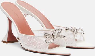 Amina Muaddi Mules Rosie de encaje adornadas