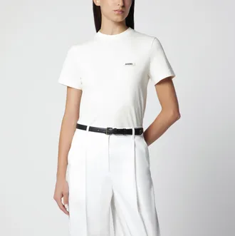 Jacquemus T-shirt beige chiara con logo in Gros Grain aderente