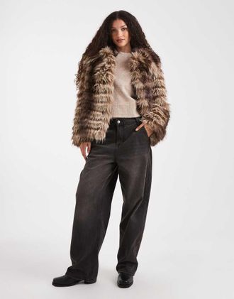 Asos Giacca corta in pelliccia sintetica marrone a righe