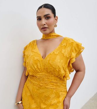 Pretty Lavish Curve Vestito lungo giallo ocra jacquard con maniche a volant e scollo a V profondo