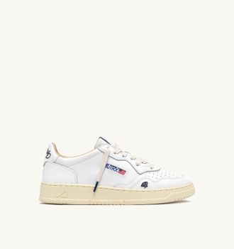 Autry MEDALIST LOW SNEAKERS IN WHITE LEATHER WITH SPACE BLUE DETAILS