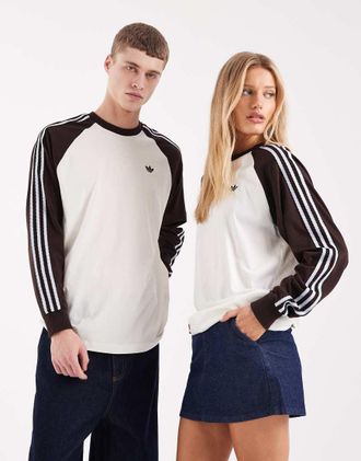 adidas Originals T-shirt a maniche lunghe bianco sporco e marrone con bordi a contrasto