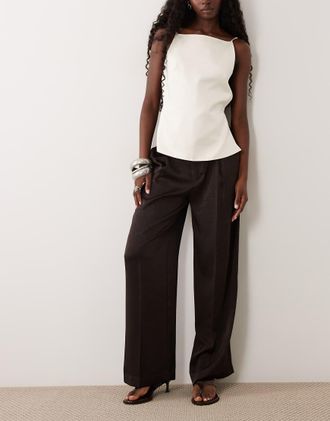 Gina Tricot Gina Tricot - Pantaloni in raso a pieghe marrone scuro