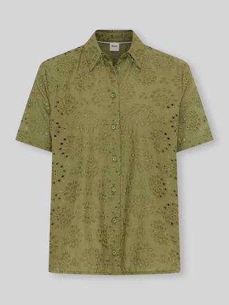 Brax Brax Regular Fit Bluse aus reiner Baumwolle mit Lochstickerei in Oliv, Gr&ouml;&szlig;e 40