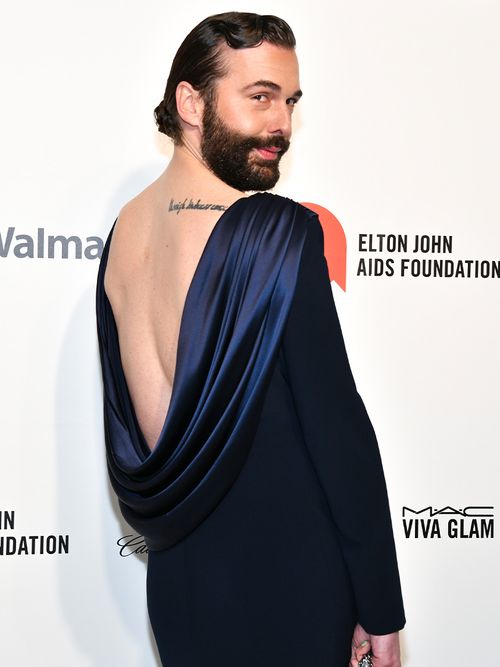 Jonathan Van Ness auf dem Red Carpet von der Elton John AIDS Foundation Academy Awards Viewing Party