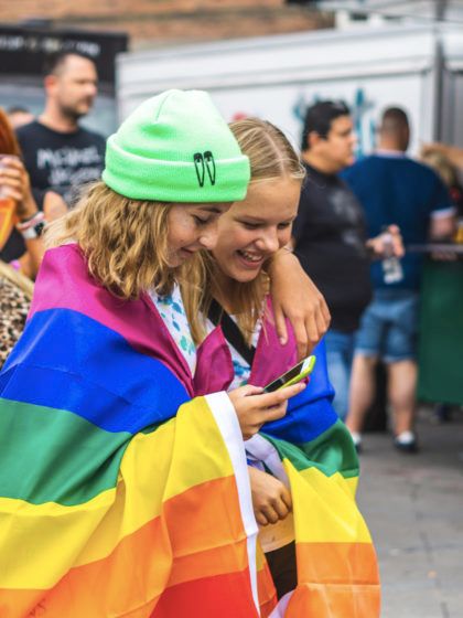 Mes del orgullo: 30 prendas por menos de 30 euros para celebrarlo
