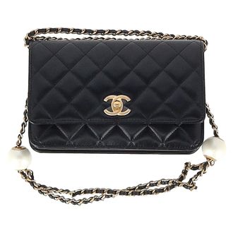 Chanel Chanel Gequilted CC Pearl Crush Mini Portemonnee op Ketting in Zwart Lamsleer