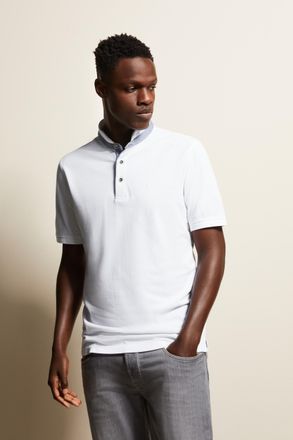 Bugatti mit modischem Stehkragen