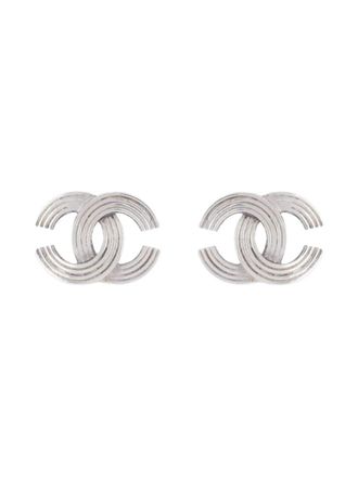 Chanel 2000 ribbed clip-on earrings - women - Rhodium - One Size - Silver