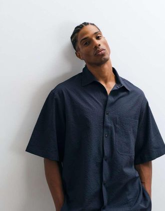 Arket camicia a maniche corte in seersucker stropicciato navy-blu navy