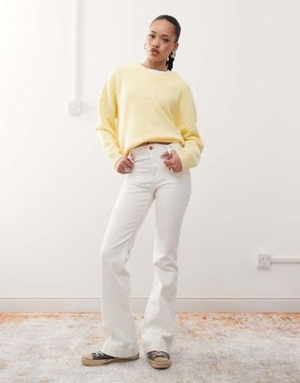 Wrangler flared jean in white with front pockets