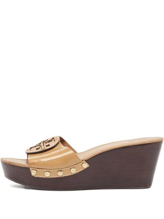 Tory Burch pre-owned patent leather wedge sandals - women - Rubber/Leather/Leather - 38.5 - Brown