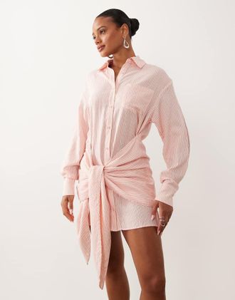 Missy Empire Vestito camicia corto in misto cotone rosa a righe allacciato sul davanti con bottoni