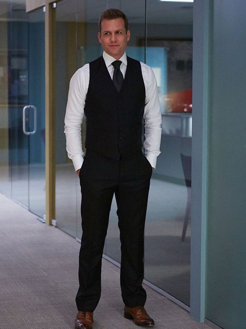 Harvey Spector in einer Anzugweste und einem weißen Hemd.