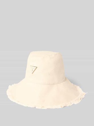 Guess Hut mit Label-Applikation und Fransen Modell SALLY in Offwhite, Gr&ouml;&szlig;e L