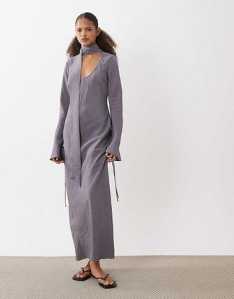 Asos vestito maxi in tessuto tecnico con scollo rotondo, maniche lunghe e sciarpa, color antracite-Grigio