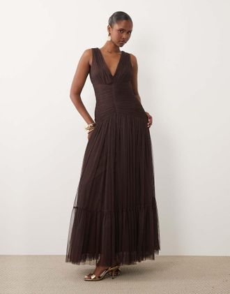 Lace & Beads abito maxi da damigella in tulle senza maniche con vita bassa e fondo a strati color cioccolato-Marrone