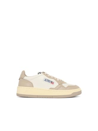 Autry Medalist Low witte en beige leren sneakers