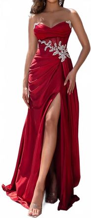 Portia & Scarlett Strapless Sweetheart Gown In Red