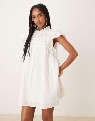 Vero Moda Vestito grembiule corto bianco con cuciture traforate, carr&eacute; e maniche con volant