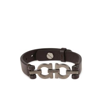 Ferragamo Bracciale Ferragamo. Design In Pelle, Decorato Con Doppio Logo Gancini In Finitura Rutenio. Chiusura Regolabile Con Perno