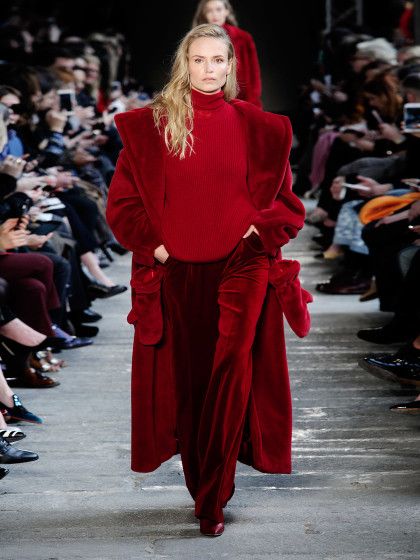 Le lezioni di stile di Max Mara FW17: come indossare un solo colore dalla testa ai piedi