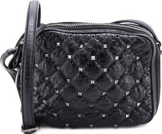 Valentino Garavani Rockstud Double Zip Camera Bag Quilted Crackled Leather crossbody bag - Zwart