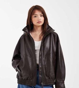 Asos Petite ASOS DESIGN Petite - Giacca bomber oversize in pelle sintetica color cioccolato-Marrone
