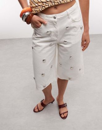 Asos Pantaloncini bermuda in denim bianchi con borchie argentate-Bianco
