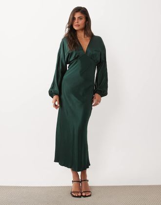 Nobody's Child vestito midi in raso Allura con scollo profondo sbieco e maniche a palloncino verde scuro