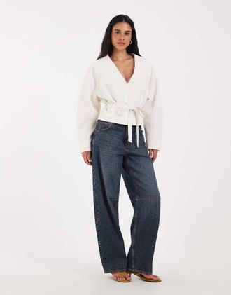 Asos blazer corto con spalle arrotondate color crema-Bianco