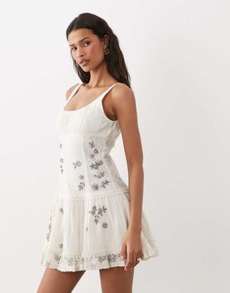 Asos Vestito corto color bianco antico con scollo rotondo, pannelli in pizzo trasparente e decorazioni floreali