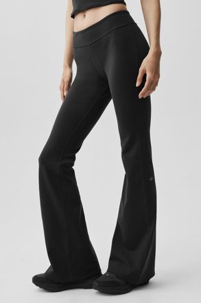 Alo | Airbrush Low-Rise Bootcut Legging in Black, Size: Medium