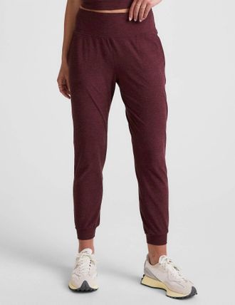 Beyond Yoga Spacedye Midi Jogger In Burgundy