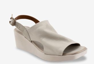 Bueno Womens Flynn Wedge Sandal In Tusk